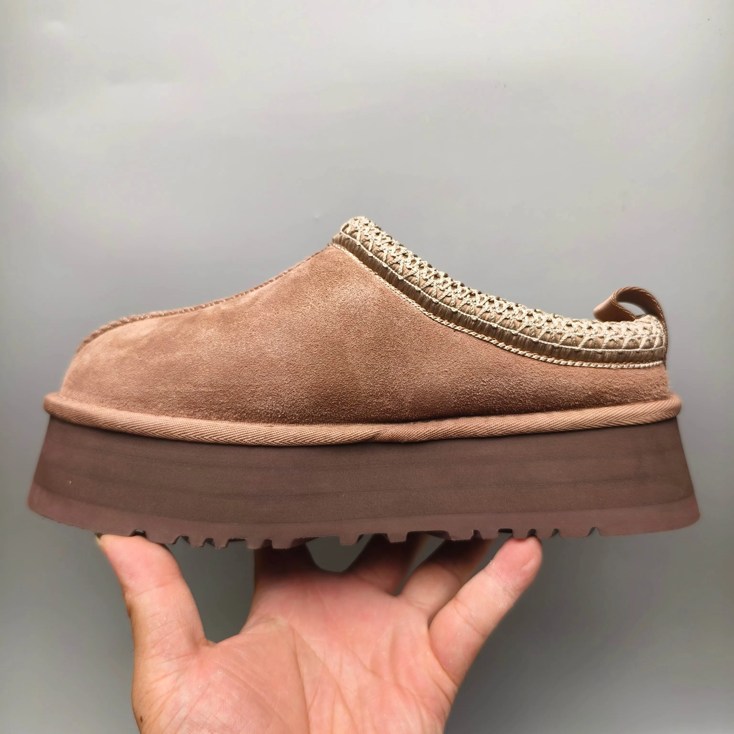 💰440 UGG sheepskin all-in-one snow boots 2553 co-branded national trend style thick-soled one-leg women’s snow boots🐾~ 🍭 A co-branded trendy item launched with well-known designer brands Feng Chen Wang and TELFAR. Zhou Dongyu & Wang Jiaer’s same style Fang Kete boots. The slip-on design makes it easy to put on and take off, and can be used indoors or outdoors. The exotic edging design is eye-catching, and it is definitely worth buying~ 🍭Material: cowhide➕sheep fur Outsole: rubber (light wing technology) 🍭Color: black, maroon, sand, dark green, light gray, chocolate, beige, walnut, brown, dark gray, red 🍭Number of codes: 35-42